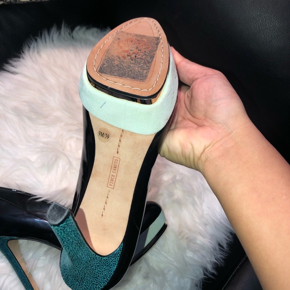 VINCE CAMUTO PATENT HEELS - Picture 6 of 6